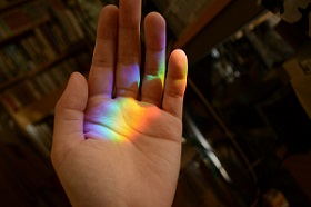 手のひらの美しい虹の画像