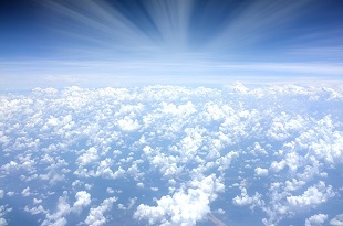 青と白の雲海の画像
