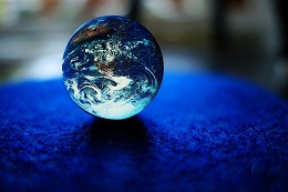ガラスの地球の模型の画像