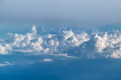 白く輝く雲海の画像