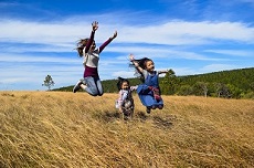 喜び跳躍する家族の画像