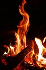燃え盛る炎の画像