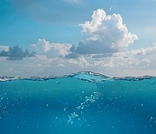 青い海の上と水中の画像