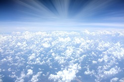 白い雲海と太陽の光の画像