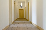 ドアがある廊下の画像