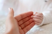 赤ちゃんと母親の手の画像