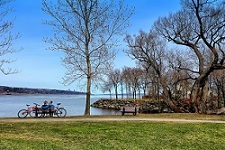 ベンチに座り湖を眺める二人の画像