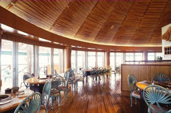 広い空間のあるレストランの写真
