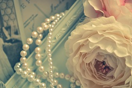 真珠と淡いピンクのシックなバラの花の写真